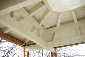 Pavillon Bau: Das fertige Dach von innen